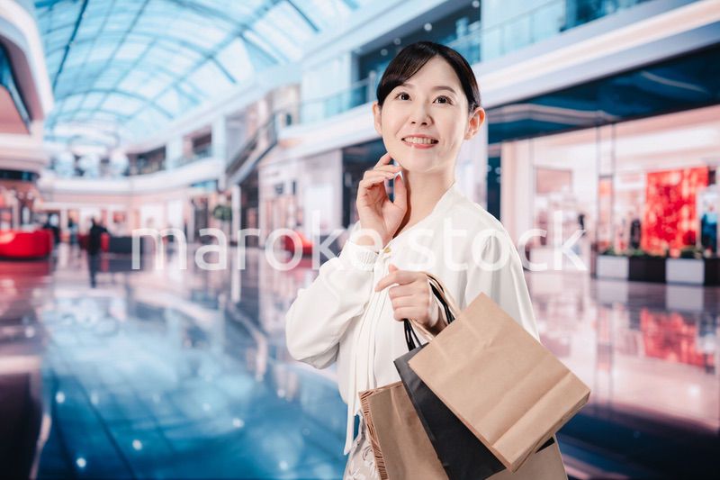 ショッピングモールで福袋を購入する若い女性