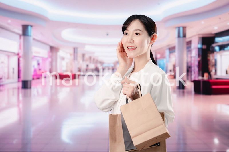 ショッピングモールで福袋を購入する若い女性