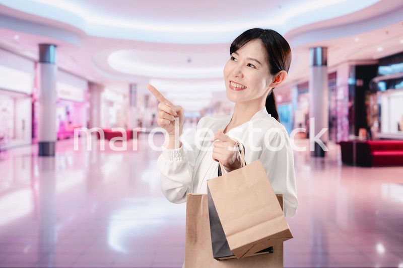 ショッピングモールで福袋を購入する若い女性