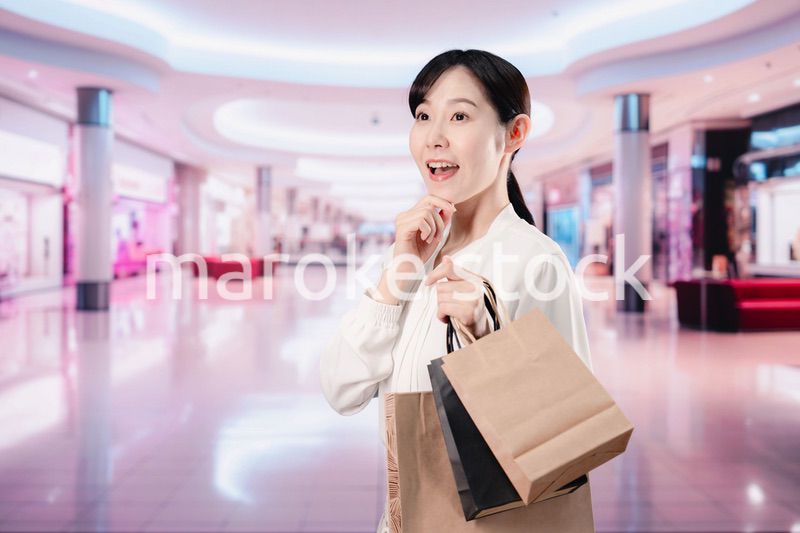 ショッピングモールで福袋を購入する若い女性