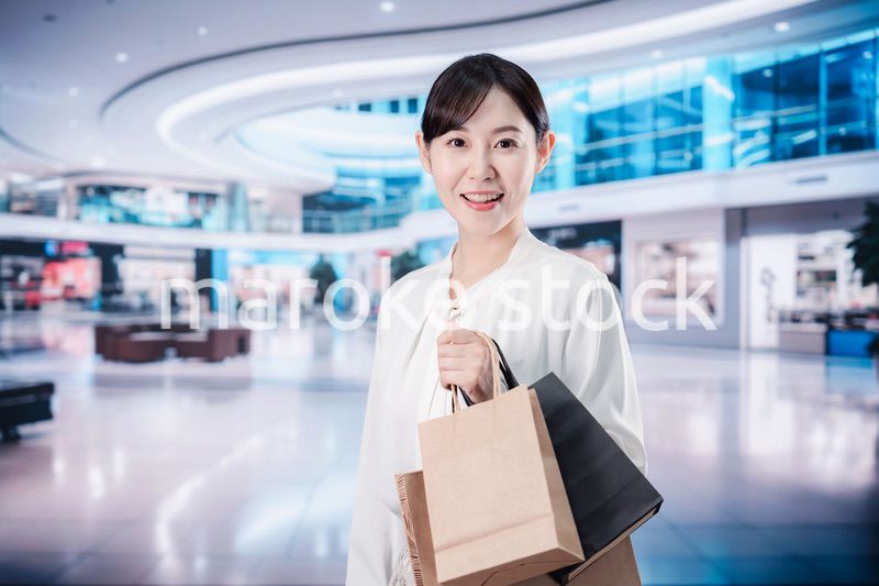 ショッピングモールで福袋を購入する若い女性