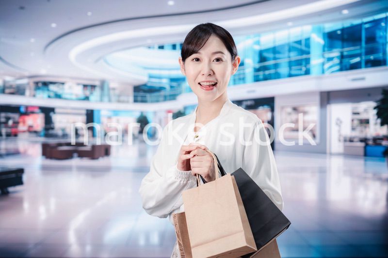 ショッピングモールで福袋を購入する若い女性