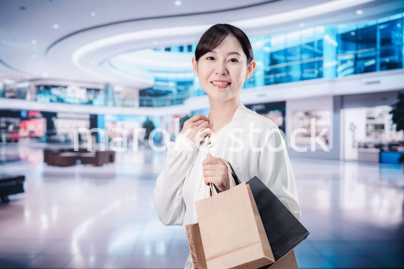 ショッピングモールで福袋を購入する若い女性