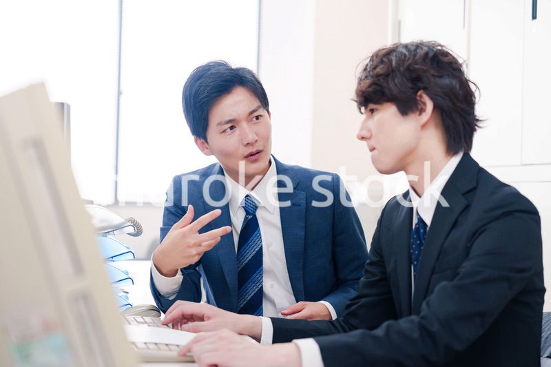 オフィスで議論をする男性ビジネスマン