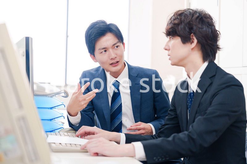 オフィスで議論をする男性ビジネスマン