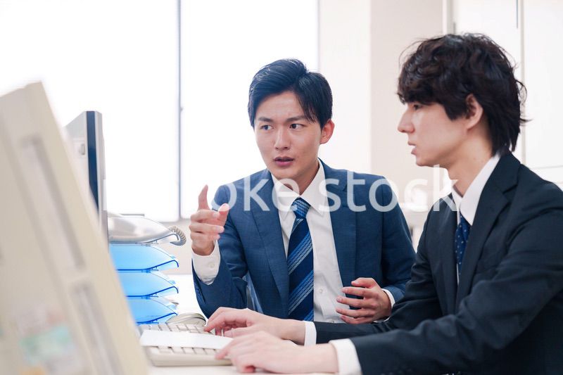 オフィスで議論をする男性ビジネスマン