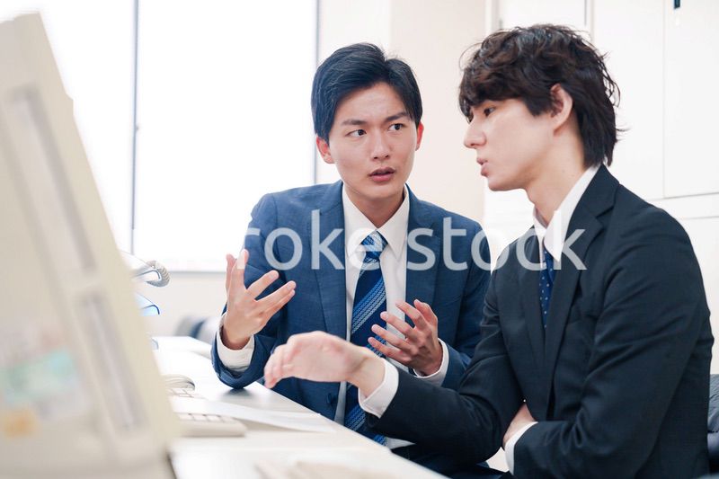 オフィスで議論をする男性ビジネスマン