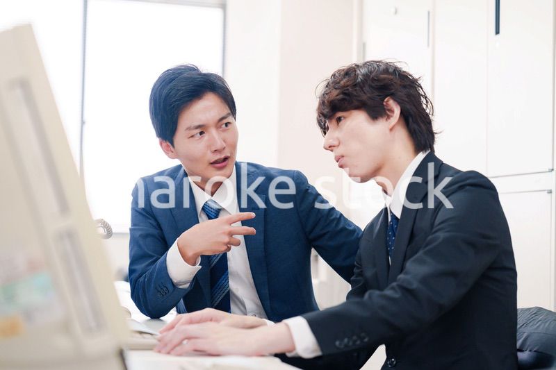 オフィスで議論をする男性ビジネスマン