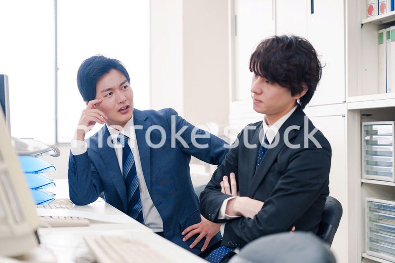 オフィスで議論をする男性ビジネスマン