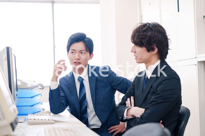 オフィスで議論をする男性ビジネスマン