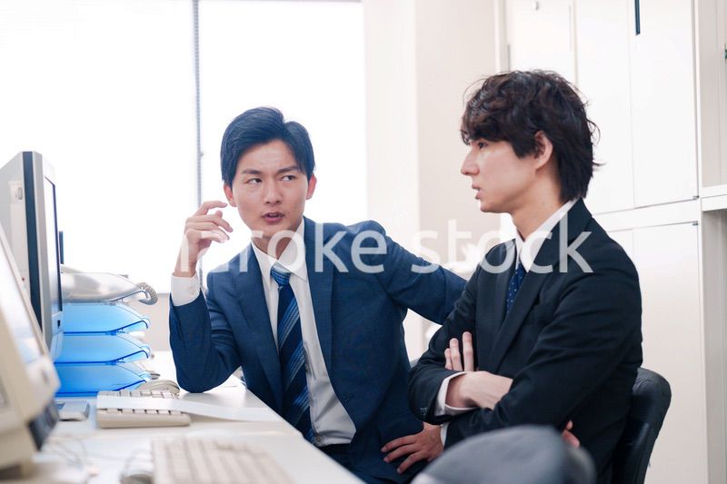 オフィスで議論をする男性ビジネスマン