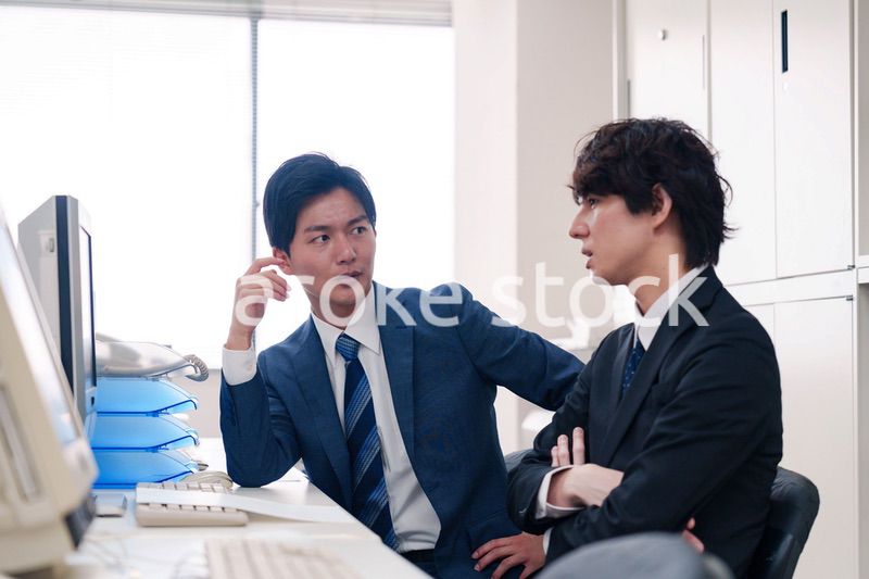 オフィスで議論をする男性ビジネスマン