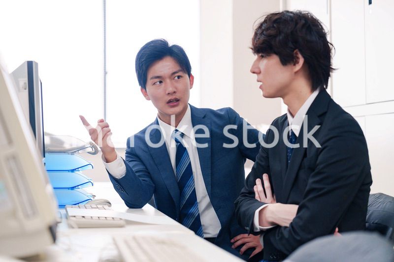 オフィスで議論をする男性ビジネスマン