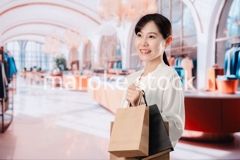 ショッピングを楽しむ若い女性