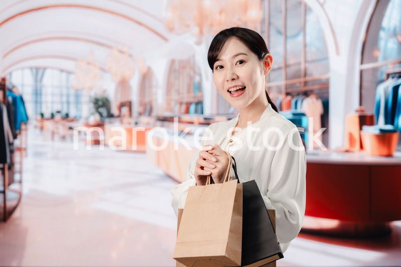 ショッピングを楽しむ若い女性