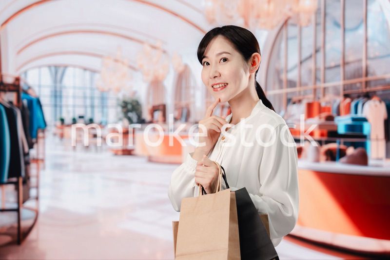 ショッピングを楽しむ若い女性