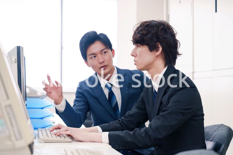 オフィスで議論をする男性ビジネスマン