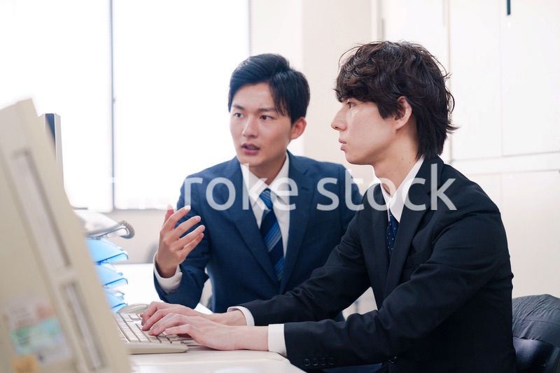 オフィスで議論をする男性ビジネスマン