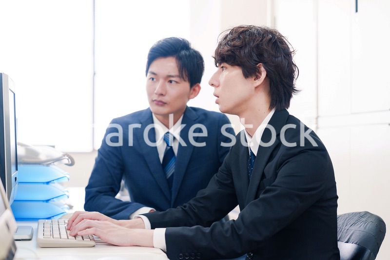 オフィスで議論をする男性ビジネスマン