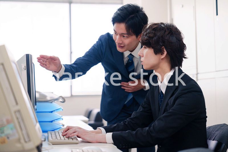 オフィスで議論をする男性ビジネスマン