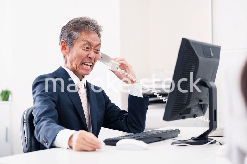 電話で激怒する上司