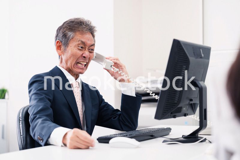 電話で激怒する上司