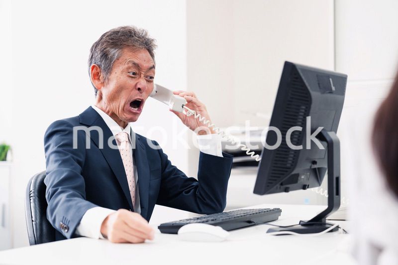 電話で激怒する上司
