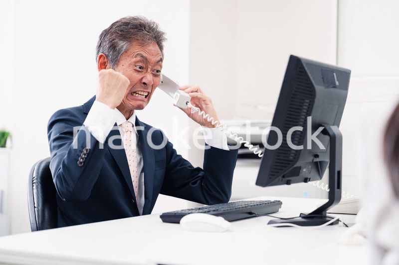 電話で激怒する上司