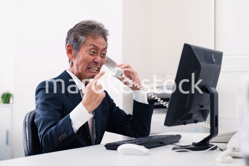 電話で激怒する上司