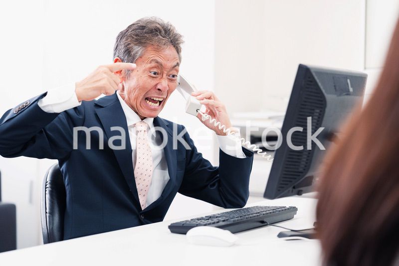 電話で激怒する上司