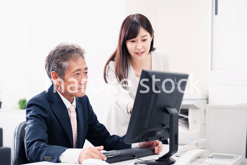 上司に仕事の相談をする女性部下