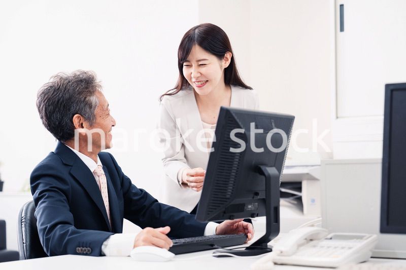 上司に仕事の相談をする女性部下