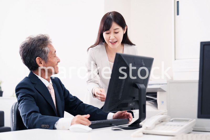 上司に仕事の相談をする女性部下