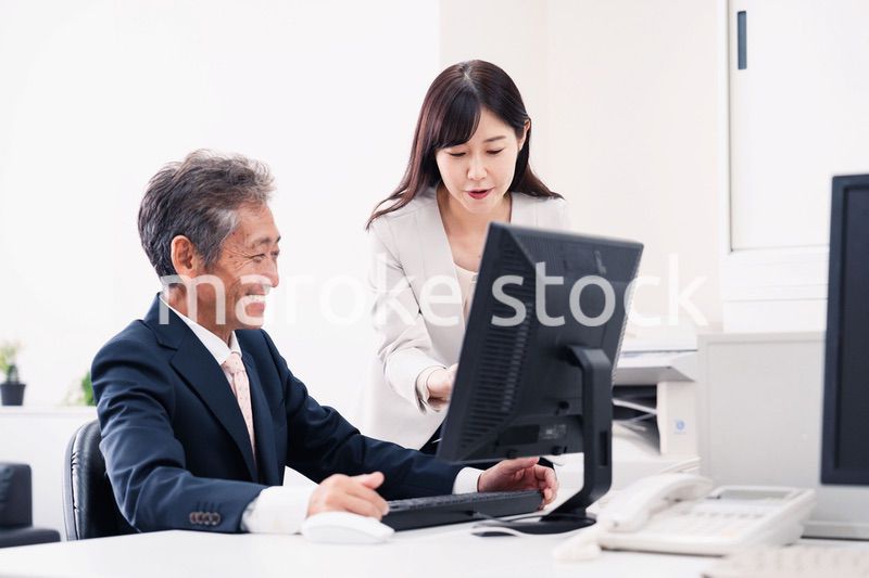 上司に仕事の相談をする女性部下