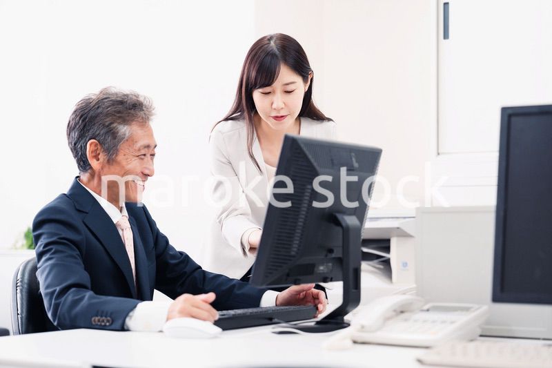 上司に仕事の相談をする女性部下