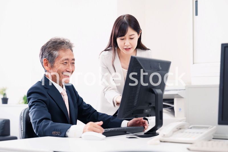 上司に仕事の相談をする女性部下