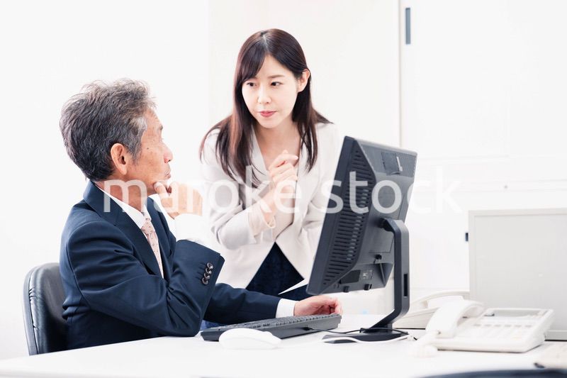 上司に仕事の相談をする女性部下