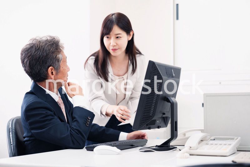 上司に仕事の相談をする女性部下