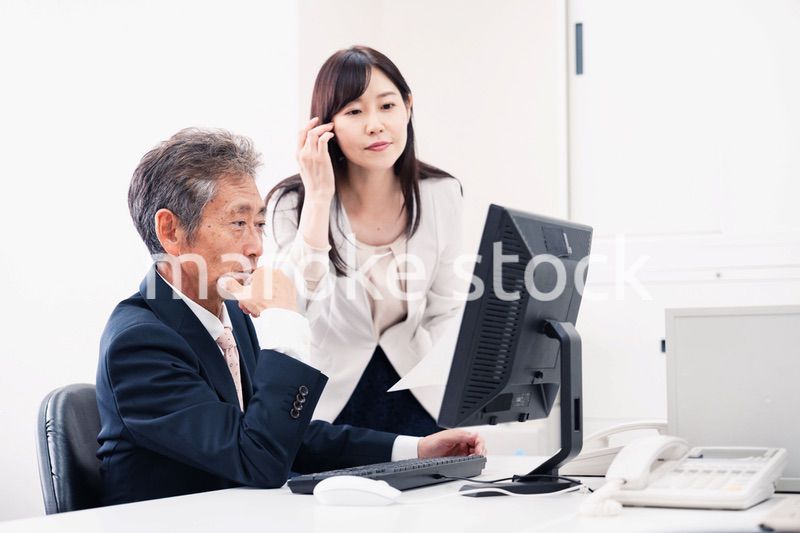 上司に仕事の相談をする女性部下