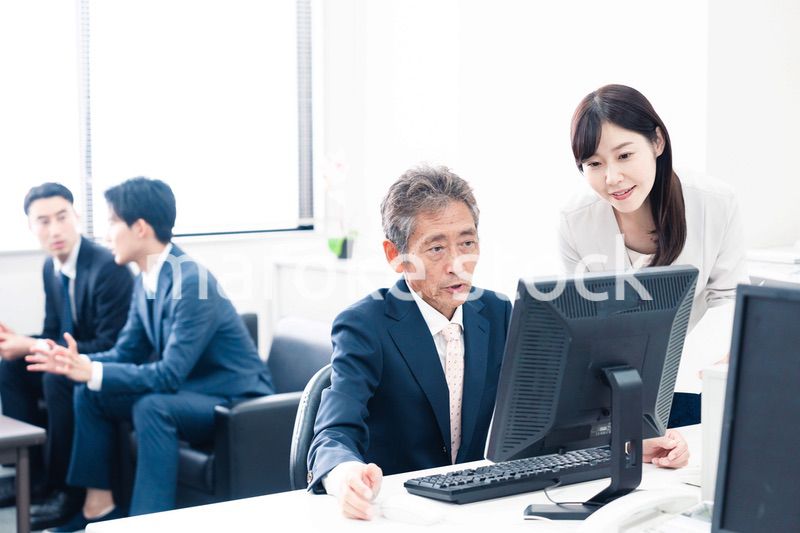 上司にアドバイスをする女性のビジネスパーソン