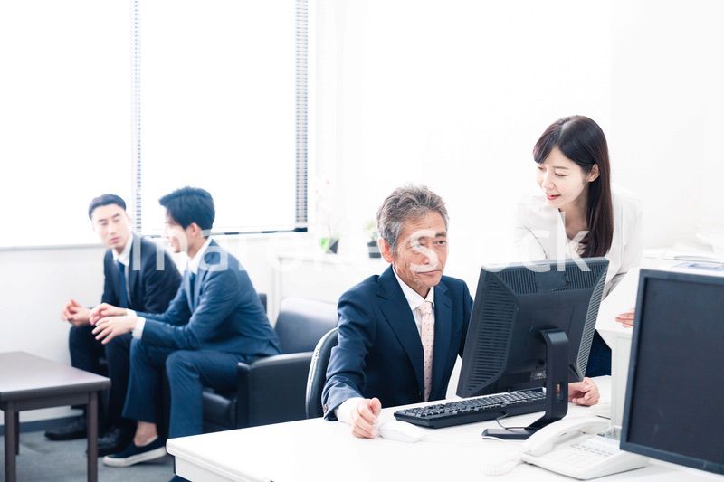 上司にアドバイスをする女性のビジネスパーソン