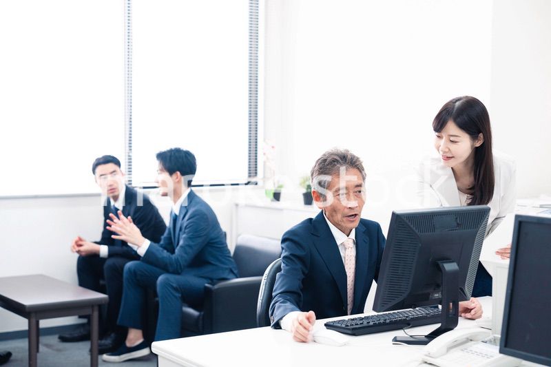 上司にアドバイスをする女性のビジネスパーソン