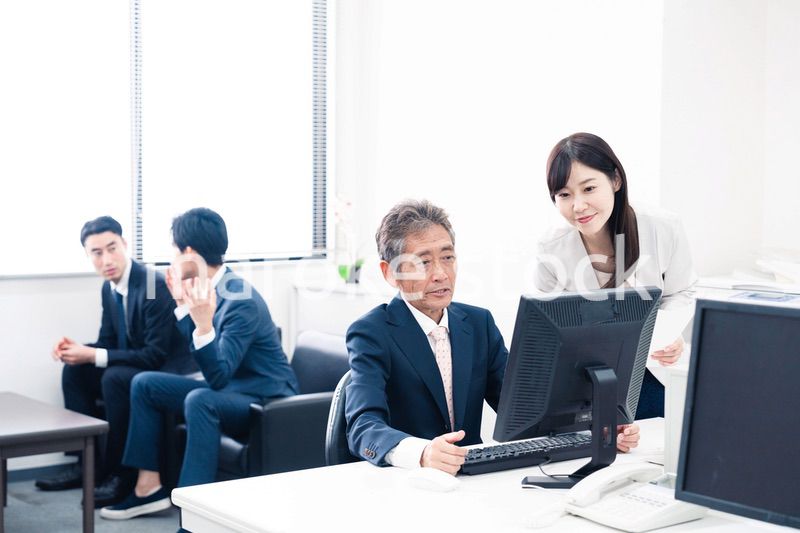 上司にアドバイスをする女性のビジネスパーソン