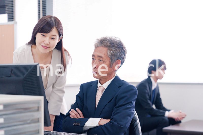 オフィスで上司に報告をするビジネスウーマン