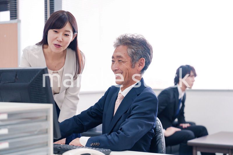 オフィスで上司に報告をするビジネスウーマン