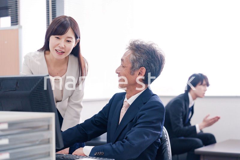 オフィスで上司に報告をするビジネスウーマン