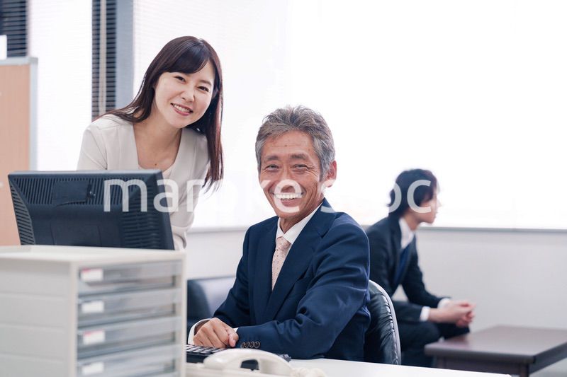 オフィスで上司に報告をするビジネスウーマン