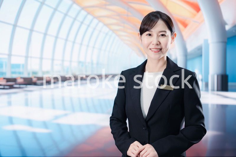 空港のターミナルで案内をするスタッフ