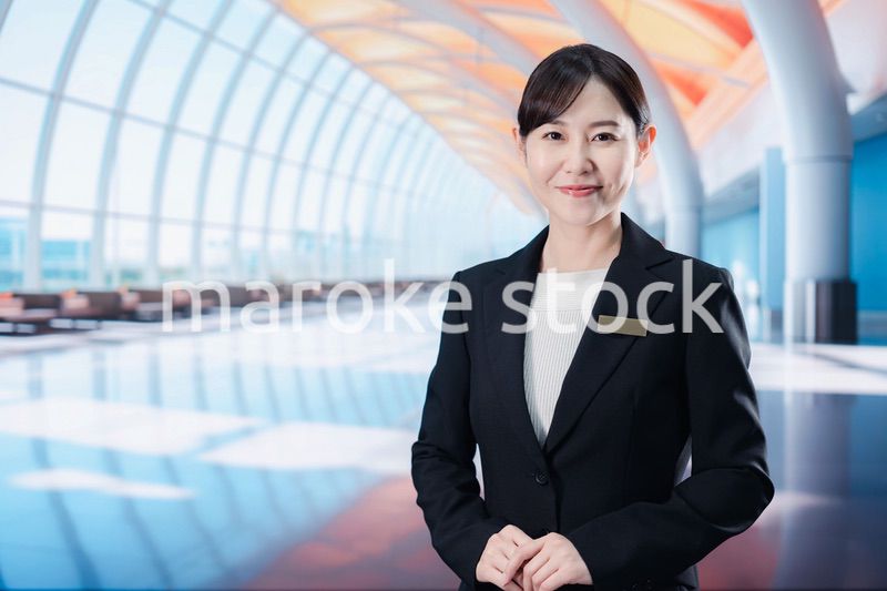 空港のターミナルで案内をするスタッフ