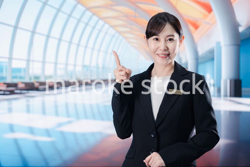 空港のターミナルで案内をするスタッフ